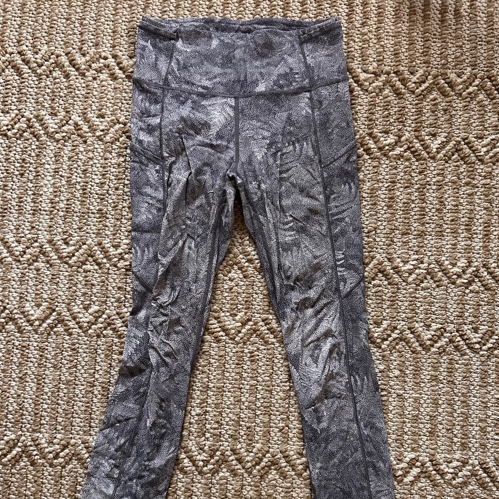 Lululemon gray and white patterned leggings size 6